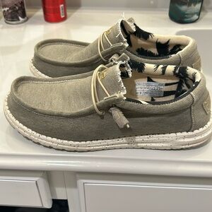 Men’s size 10 hey dude tan like new